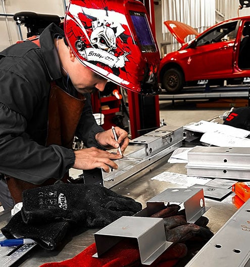Un technicien qui fait du travail de qualité chez Carrosserie St-Pierre