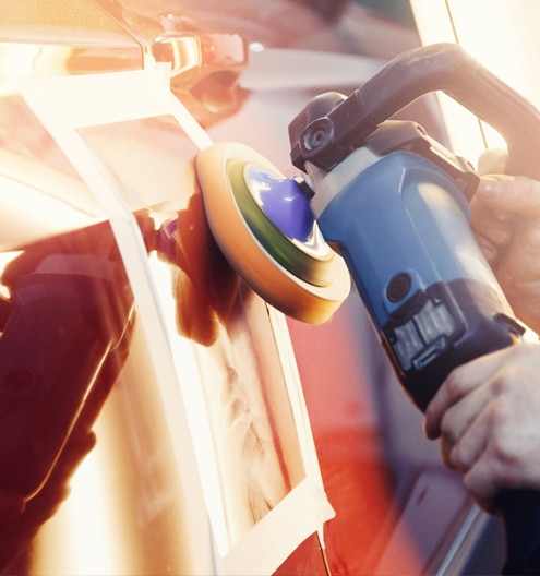 Lustrage d'une voiture chez Carrosserie St-Pierre